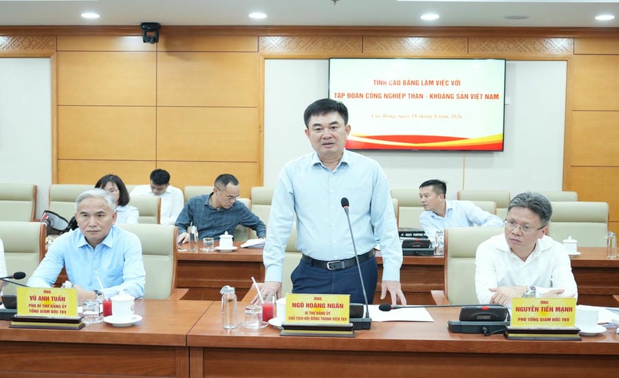 Mr. Ngo Hoang Ngan - Secretary of the Party Committee, Chairman of the Member Council of TKV Group - spoke at the working program with Cao Bang province. Photo: Vinacomin