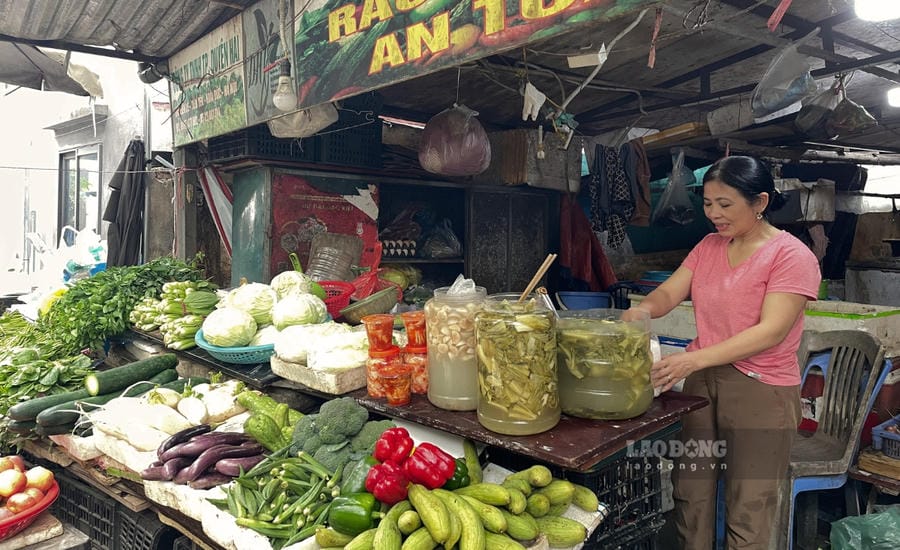 Ms. Nguyen Thi Hong - a small trader at Trung Kinh market, Yen Hoa ward (Hanoi) said that green vegetable prices are 1.5 times more expensive than usual. Photo: Thanh Binh