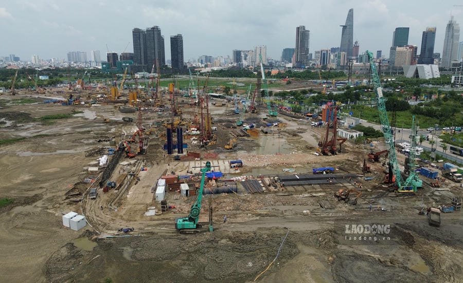 Construction of the new administrative center project of Ho Chi Minh City in Thu Thiem. Photo: Anh Tu