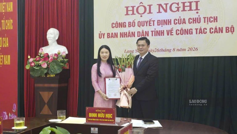 El Sr. Dinh Huu Hoc, Vicepresidente Permanente del Comité Popular Provincial de Lang Son, entregó la decisión y entregó flores para felicitar al nuevo Director del Departamento de Asuntos Exteriores. Foto: Khanh Linh