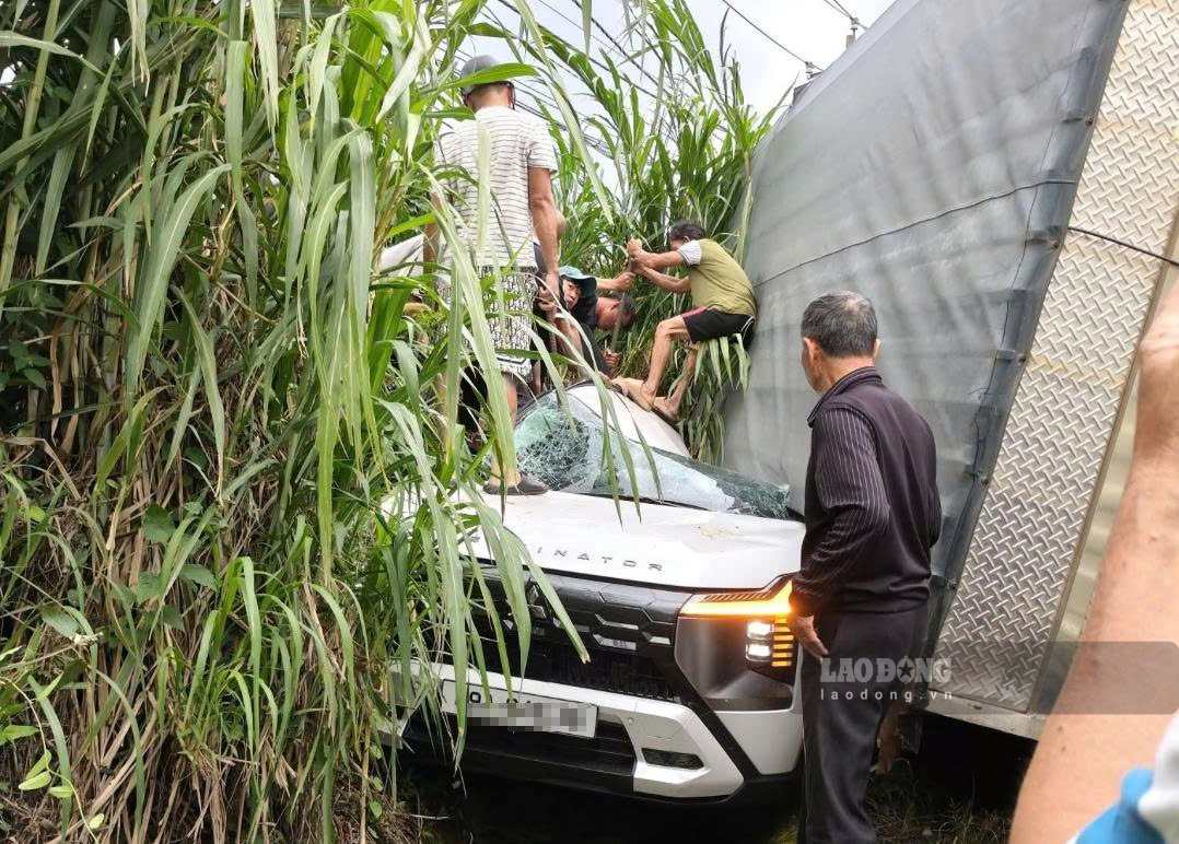 トラックが横転して乗用車を押しつぶした現場。写真:ハウ・グエン