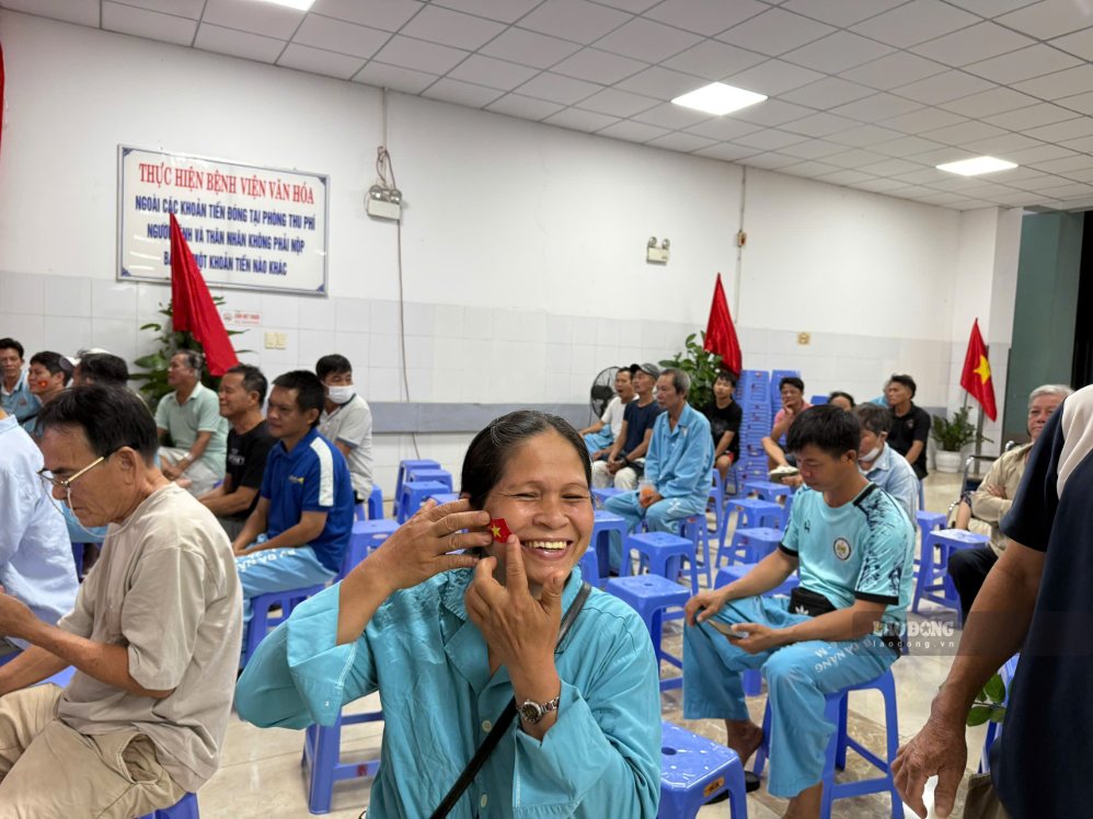 Many patients put aside their worries about illness, focusing on watching and cheering for the Vietnamese team. Photo: Nguyen Linh