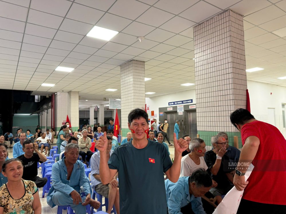 Không khí sôi nổi tại Bệnh viện Đà Nẵng trước giờ bóng lăn trận chung kết lượt về giữa Việt Nam và Thái Lan. Ảnh: Nguyễn Linh