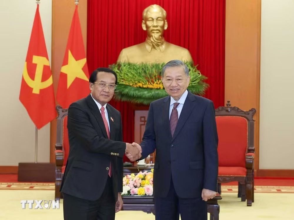 El Secretario General y Presidente Tô Lâm recibe al camarada Vanhxay Phongsavanh, miembro del Buró Político, Secretario del Comité Central del Partido, Presidente de la Comisión Central de Inspección, Inspector General del Estado, Jefe del Comité Central de Lucha contra la Corrupción de Laos que se encuentra de visita y trabajando en Vietnam. Foto: Thống Nhất/TTXVN