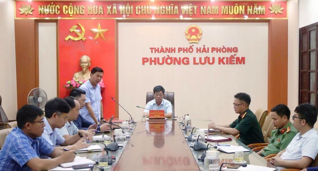 UBND phường Lưu Kiếm tổ chức cuộc họp khẩn để đánh giá tình hình và triển khai các biện pháp cấp bách ứng phó sạt lở đất. Ảnh: Cổng TTĐT phường Lưu Kiếm, Hải Phòng