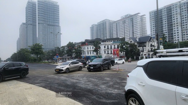 Một số đoạn tuyến đường Võ Chí Công vẫn chưa hoàn thành việc thảm bê tông hoàn trả mặt đường sau thi công. Ảnh: Minh Hạnh 