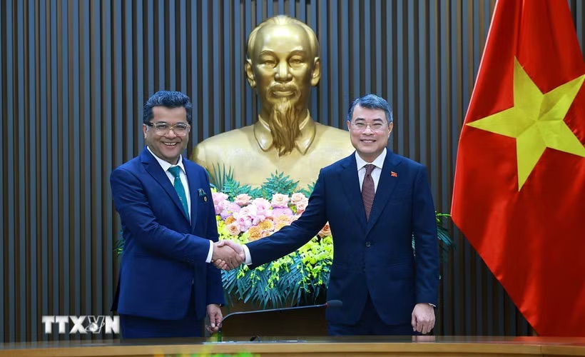 El miembro del Buró Político y Primer Ministro Le Minh Hung recibe al Sr. Pabitra Margherita, Secretario de Estado del Ministerio de Relaciones Exteriores de la India, quien se encuentra de visita en Vietnam. Foto: Duong Giang/TTXVN