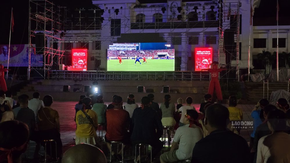 Les habitants de la ville montagneuse de Điện Biên regardent ensemble la finale Vietnam - Thaïlande. Photo: Thành An
