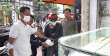 82 minutes of pursuing a suspect who smashed a glass cabinet and took 10 gold bracelets in Ho Chi Minh City