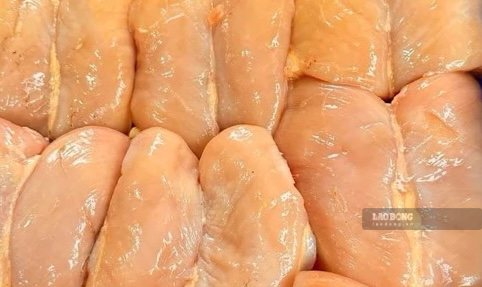 La pechuga de pollo sin piel es uno de los alimentos que ayudan a controlar el peso que las amas de casa deben aprovechar. Foto: Kieu Vu