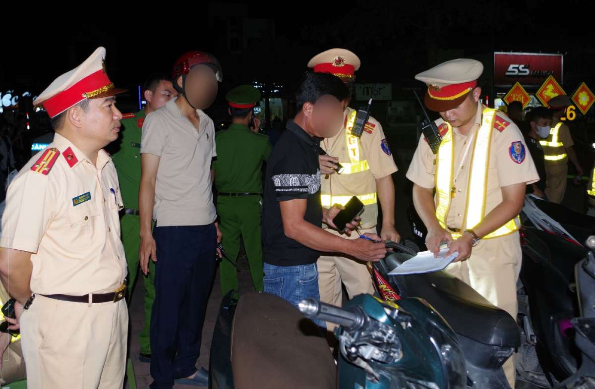 Road Traffic Police Team No. 3 strengthens strict handling of violations of traffic order and safety. Photo: Ninh Binh Provincial Police