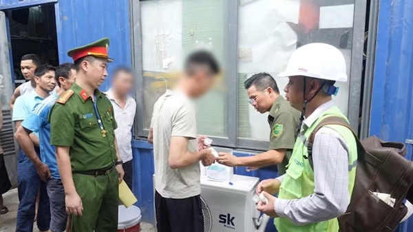 Gia Lam Commune Police coordinate forces to organize drug tests for workers and laborers working and temporarily residing at construction sites and shelters in the area. Photo: Hanoi Police