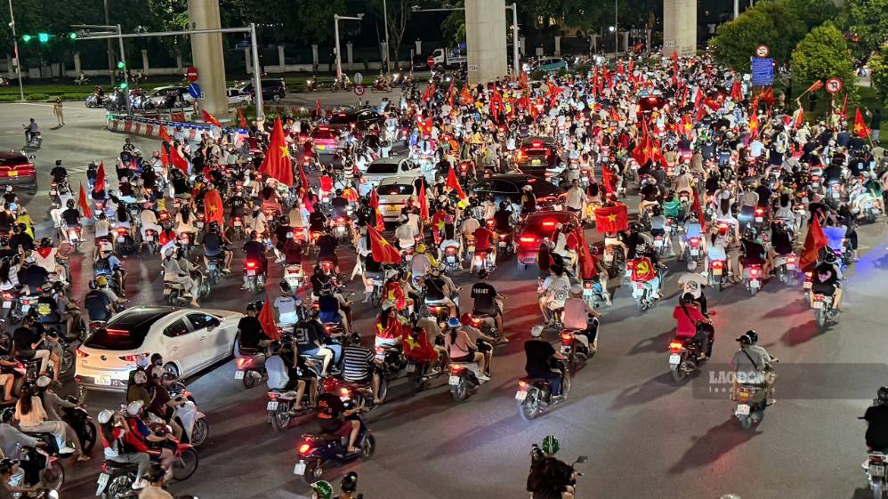 Ghi nhận vào khoảng 22h00 lượng phương tiện đổ về khu vực nút giao Xuân Thủy - Hồ Tùng Mậu tăng mạnh sau chiến thắng của đội tuyển Việt Nam. Ảnh: Hải Danh