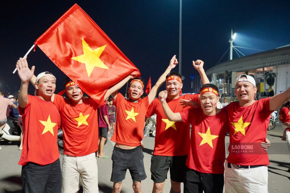 Anh Lê Văn Khánh (thứ 2, từ trái sang) cùng bạn bè vượt gần 1.600 km từ Bình Dương ra Hà Nội để trực tiếp cổ vũ tuyển Việt Nam và vỡ oà trong niềm vui chiến thắng của đội nhà. Ảnh: Vũ Linh