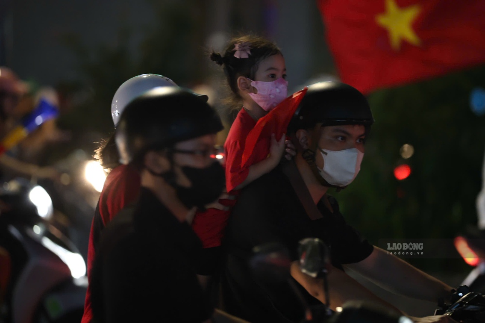 Trong không khí cuồng nhiệt của đêm mừng chiến thắng, nhiều gia đình cũng đã đưa theo con nhỏ ra đường để cùng hòa vào niềm vui chung và ghi lại những khoảnh khắc đáng nhớ. Ảnh: Dương Anh 