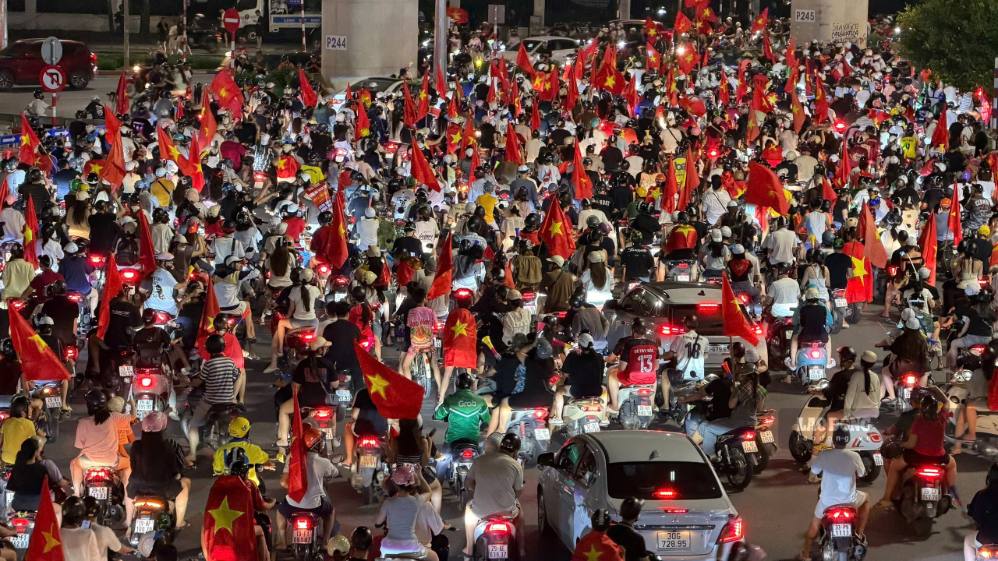 Sea of people "going wild" to celebrate Vietnam team winning ASEAN Cup 2026. Photo: Hai Danh