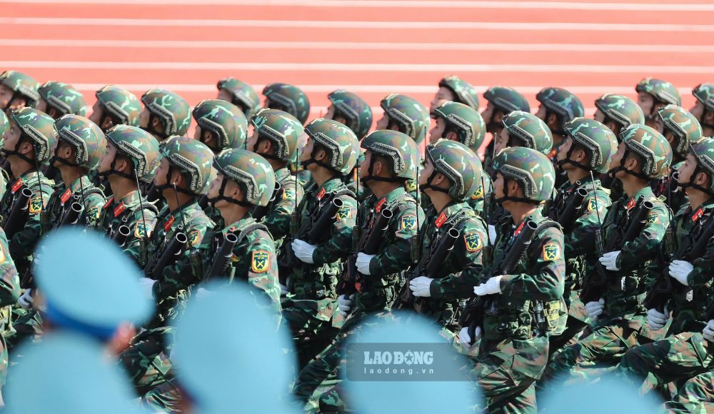 Increase early retirement allowance for professional soldiers. Photo: Pham Dong