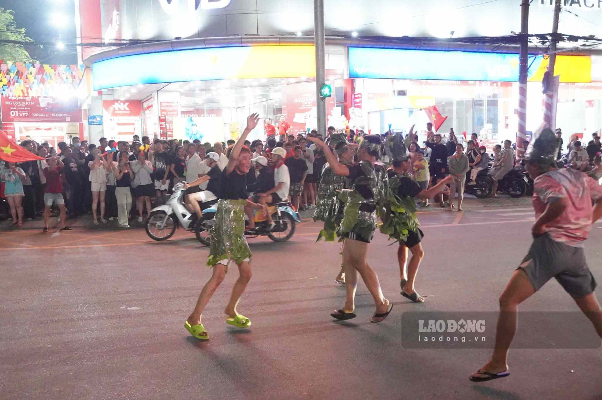 Trong dòng người đổ ra đường mừng chiến thắng, nhiều cổ động viên tranh thủ nhảy múa, tạo nên những khoảnh khắc vui nhộn giữa không khí náo nhiệt.