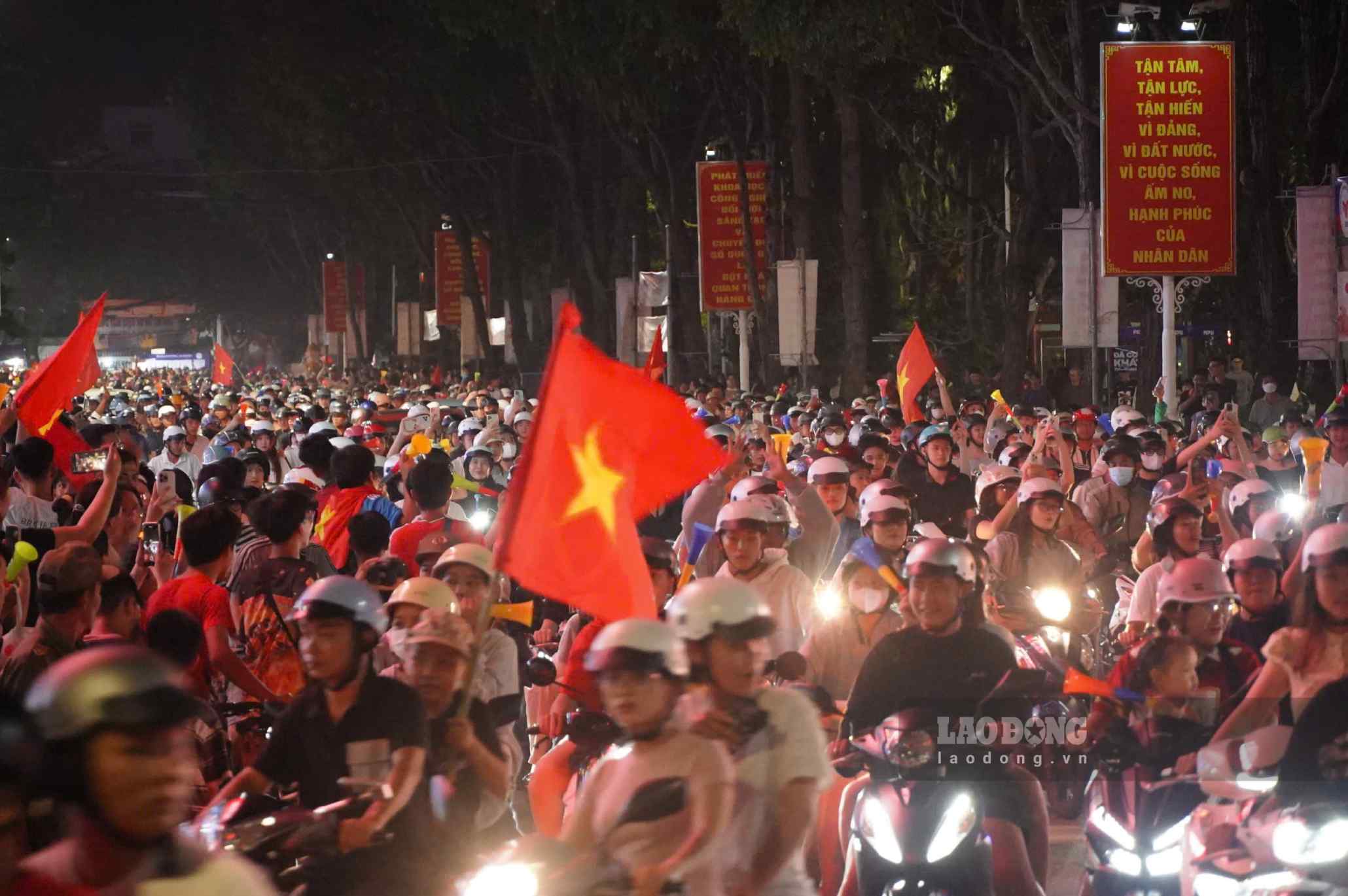 Many people brought national flags, creating a brilliant red color in the streets of Can Tho.