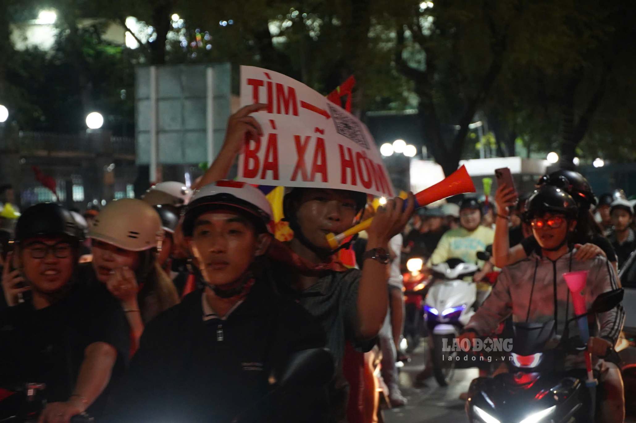 Một cổ động viên với màn ăn mừng hài hước.