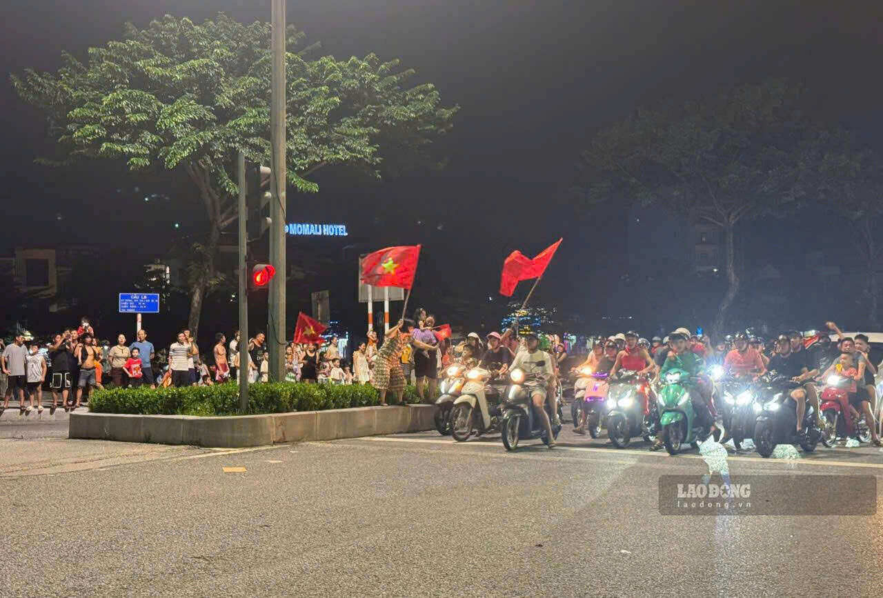 People in Ninh Binh take to the streets, carrying national flags to celebrate Vietnam's ASEAN Cup 2026 championship. Photo: Nguyen Truong