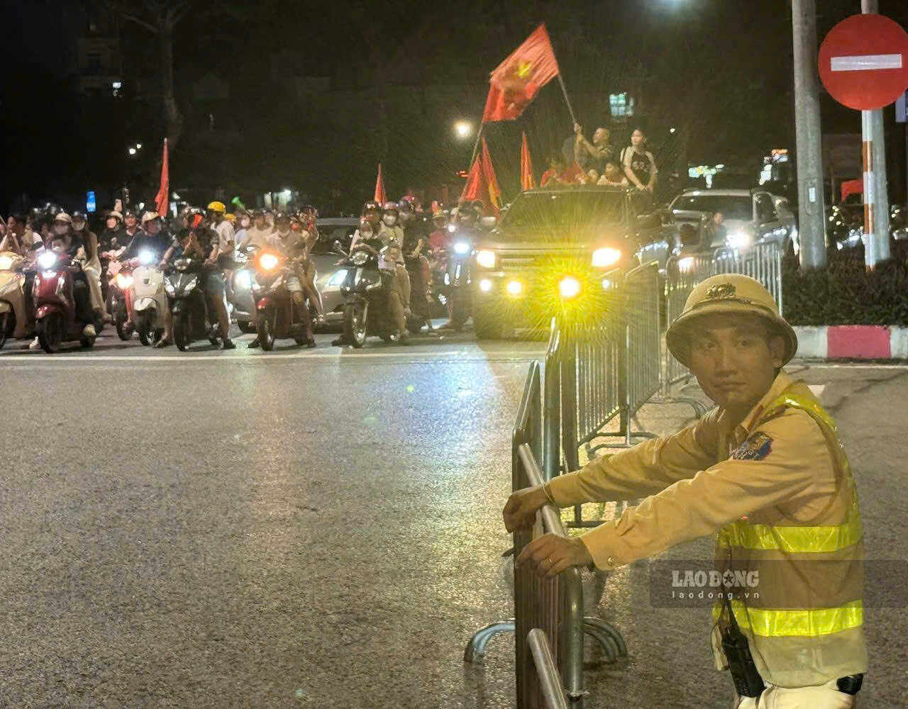 Lực lượng chức năng căng mình phân luồng, bảo đảm an ninh trật tự khi dòng người đổ ra đường ăn mừng tuyển Việt Nam vô địch ASEAN Cup 2026. Ảnh: Nguyễn Trường
