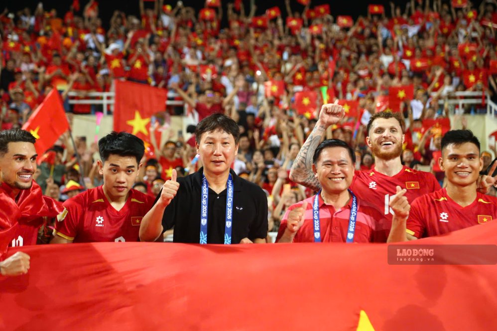 L'équipe vietnamienne célèbre son titre de champion. Photo: Thanh Vũ