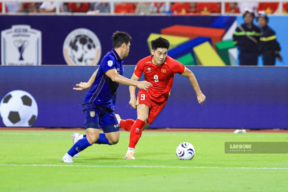 Nguyen Dinh Bac receives the title of top scorer and best player of the tournament at ASEAN Cup 2026. Photo: Minh Dan