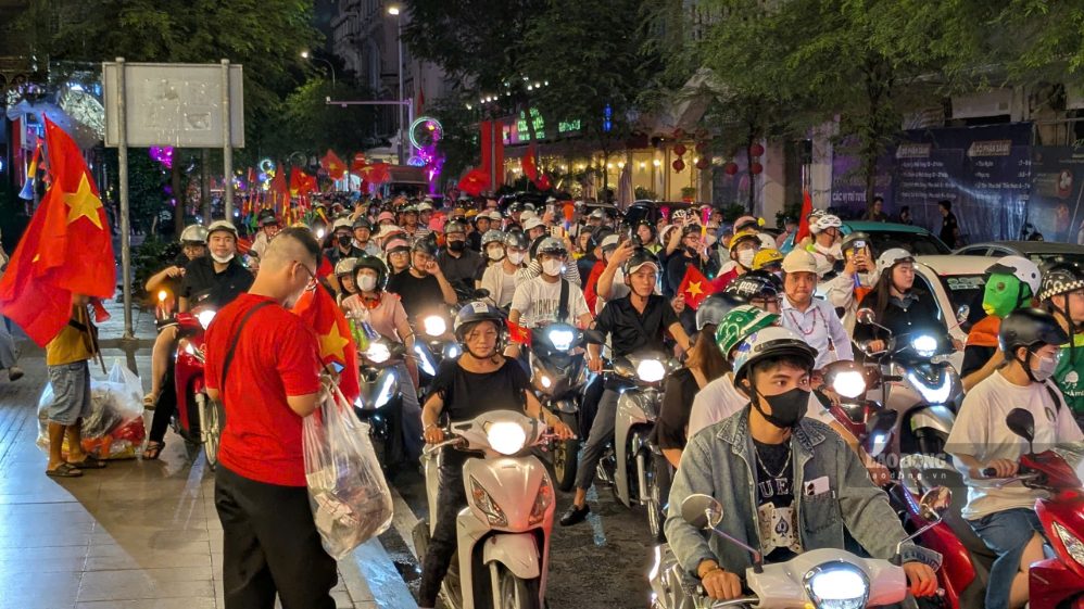 Đường Đồng Khởi chật kín người và phương tiện, không khí ăn mừng chiến thắng của tuyển Việt Nam diễn ra sôi động.