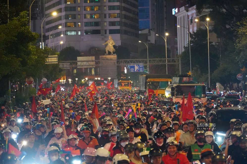 Sea of people "going storming", Ho Chi Minh City streets are packed after Vietnam's victory. Photo: Thai Bao