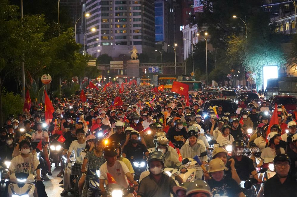 Khu vực công trường Mê Linh đông nghịt người, cờ đỏ sao vàng phủ kín các tuyến đường sau trận chung kết. Ảnh: Thái Bảo