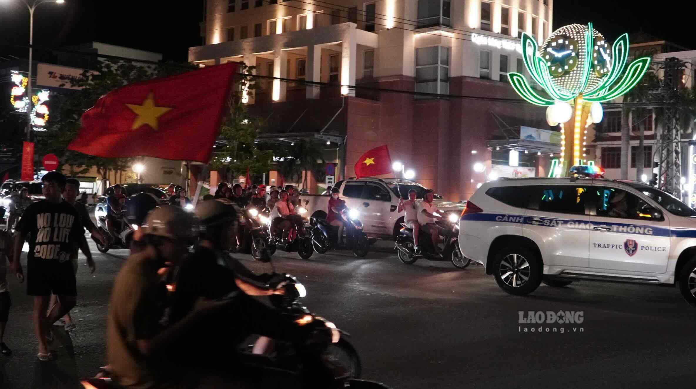 Tuyến đường Lý Thường Kiệt nối Quang Trung, hàng nghìn người ăn mừng chức vô địch của đội tuyển Việt Nam. Ảnh: Công Sáng