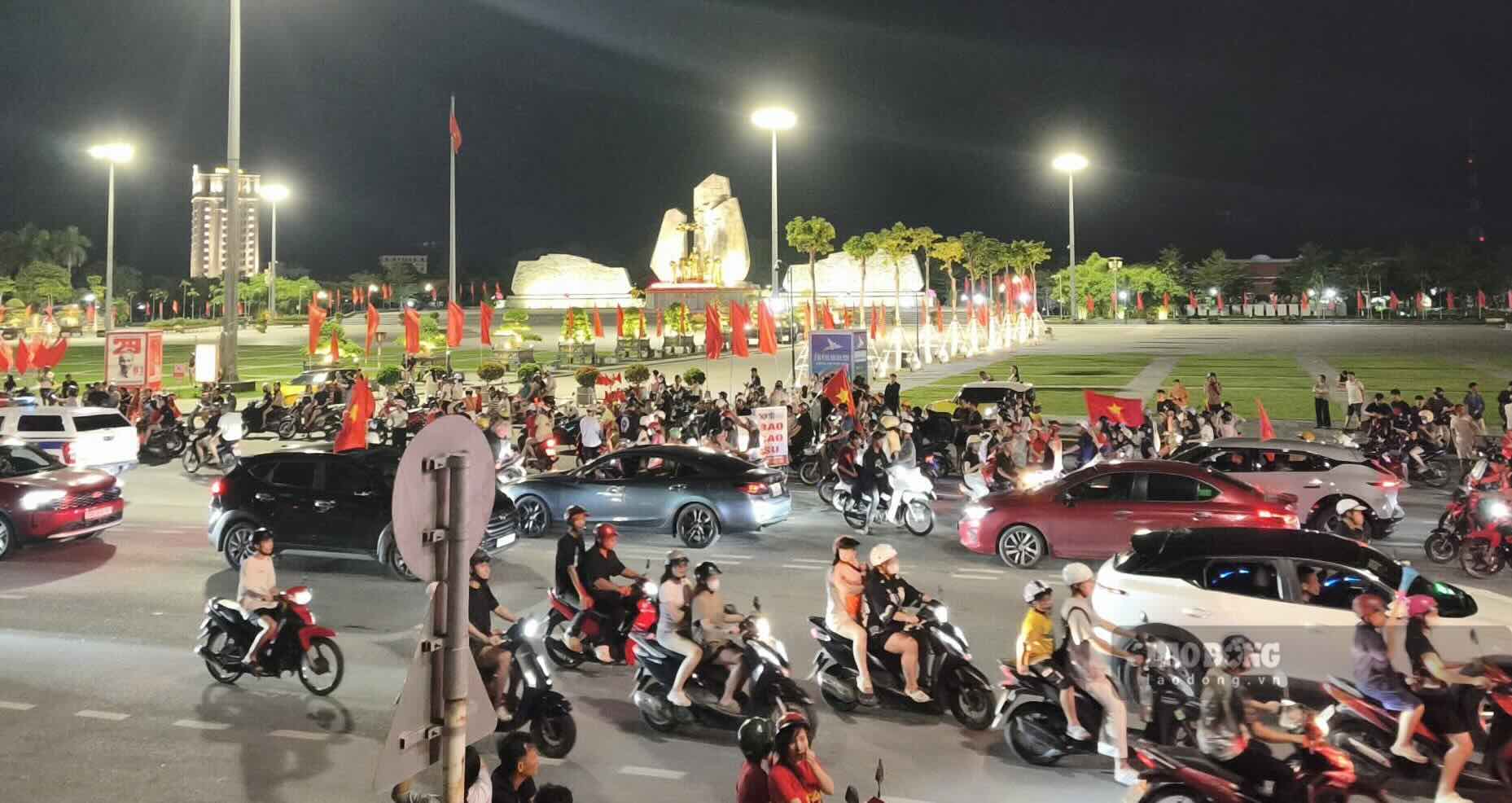 Thousands of people take to the streets in Quang Tri to celebrate Vietnam's championship. Photo: Cong Sang