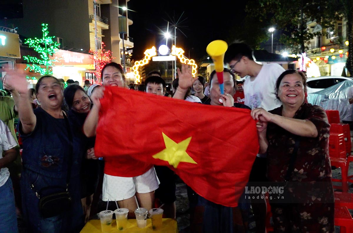 People in Tien Yen, Quang Ninh province cheer for player Nguyen Hai Long and the Vietnamese team. Photo: Doan Hung