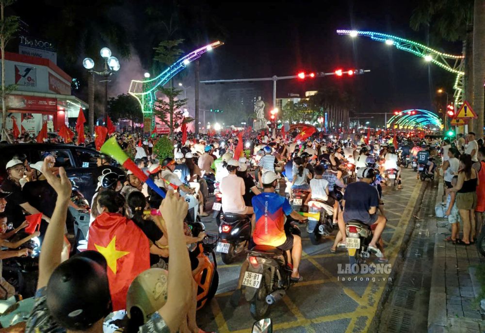 A large number of people and supporters flocked to the central area of Thanh Hoa province after the victory of the Vietnamese team. Photo: Quach Du