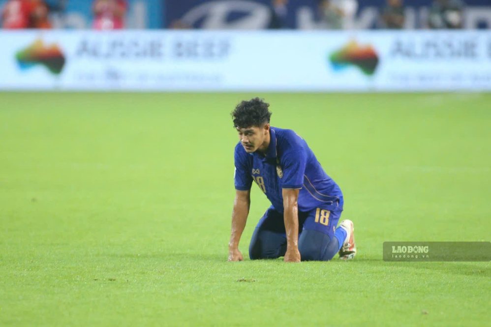 Thai players disappointed after the final whistle sounded at My Dinh Stadium. Photo: Thanh Vu
