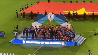 Le moment où l'équipe vietnamienne soulève le trophée de champion de l'ASEAN Cup. Photo: Huyền Linh
