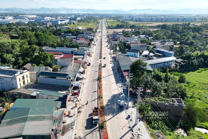 Overview of Hung Vuong street, the main traffic axis connecting National Highway 2 to Phu Ha industrial park. Photo: To Cong