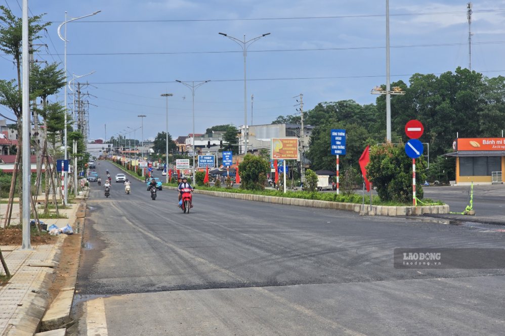 Dự án sắp hoàn thành thảm nhựa mặt đường. Ảnh: Tô Công