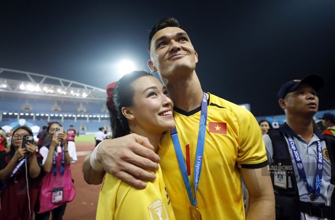 MC Hoàng Oanh tình tứ bên thủ môn Lê Giang Patrik sau chức vô địch ASEAN Cup