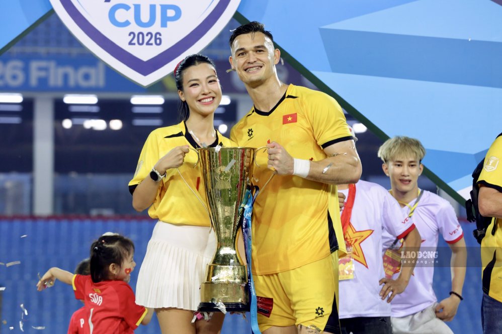 Cặp đôi ăn mừng cúp vô địch ASEAN Cup 2026. Ảnh: Thanh Vũ
