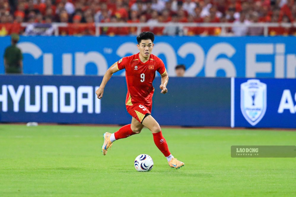 Striker Nguyen Dinh Bac wins a double title at ASEAN Cup 2026. Photo: Minh Dan