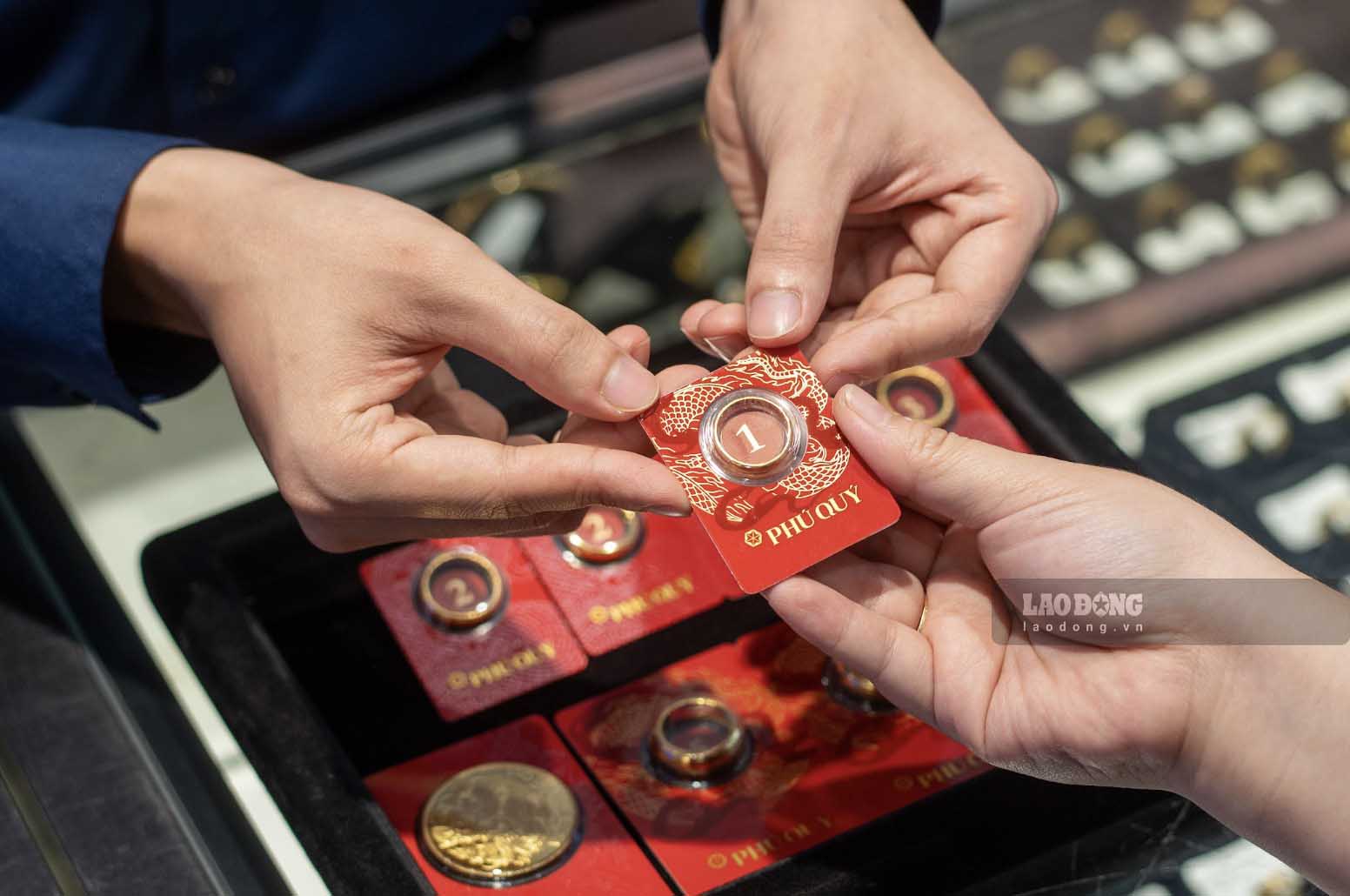 Gold prices are struggling as investors wait for further signals about the Fed's interest rate policy in the context that US inflation is still higher than target. Photo: Phan Anh