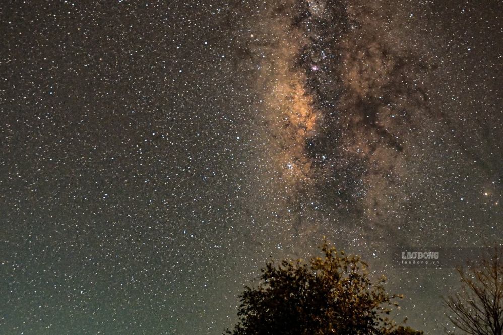 Săn dải ngân hà (Milky Way) tại khu vực sống lưng khủng long, xã Tà Xùa. Ảnh: Mai Anh