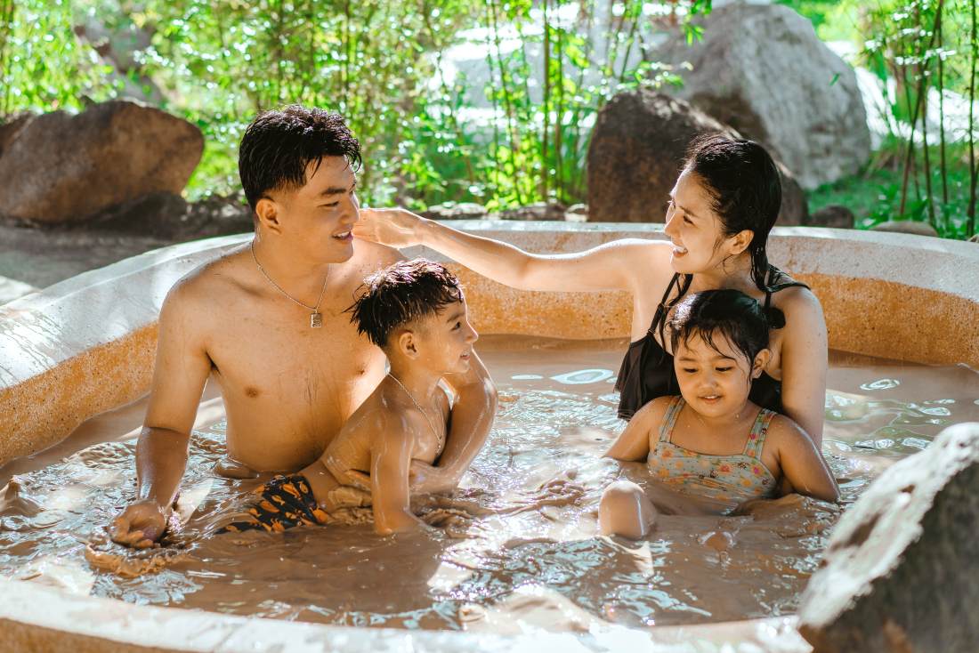 Trải nghiệm tắm bùn tại Yang Bay. Ảnh: Kiều Hương