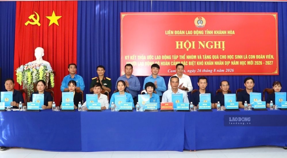 Khanh Hoa signs agreement for a group of 10 seafood enterprises in Suoi Dau Industrial Park. Photo: Phuong Linh