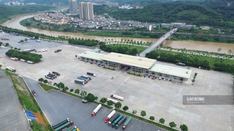 Cửa khẩu Quốc tế đường bộ số II Kim Thành là một trong những đầu mối giao thương quan trọng của Lào Cai với Trung Quốc. Ảnh: Đinh Đại 