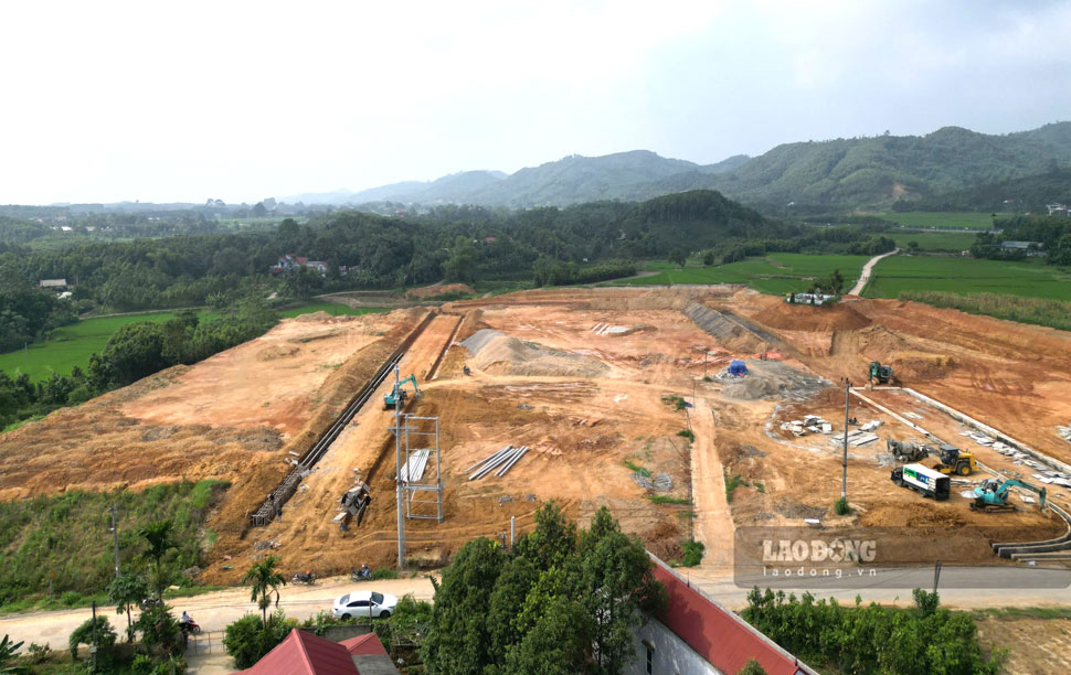 Địa phương đang đẩy nhanh công tác giải phóng mặt bằng phục vụ Dự án đường sắt Lào Cai - Hà Nội - Hải Phòng. Ảnh: Đinh Đại 