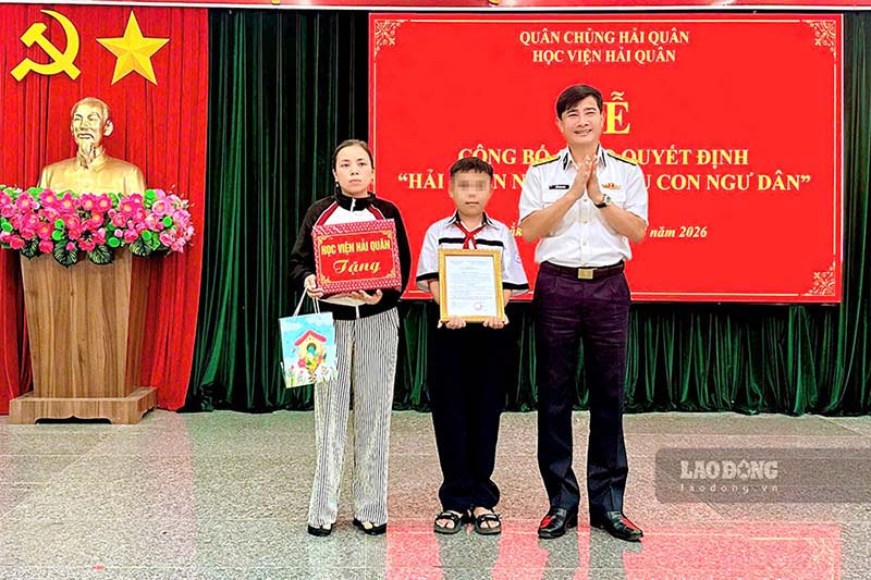 Học viện Hải quân nhận đỡ đầu 2 con ngư dân khó khăn