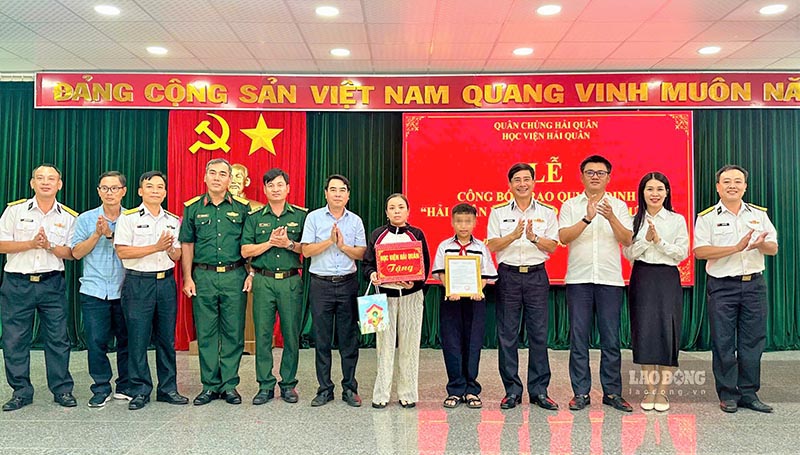 Các đại biểu chụp ảnh lưu niệm cùng gia đình cháu Đoàn Tiến Thành, phường Xuân Đài, tỉnh Đắk Lắk. Ảnh: Hải Nguyễn 